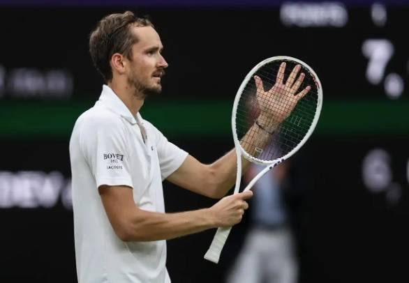 温网完胜美网,梅德韦杰夫点燃赛场 温网完胜美网,梅德韦杰夫点燃赛场