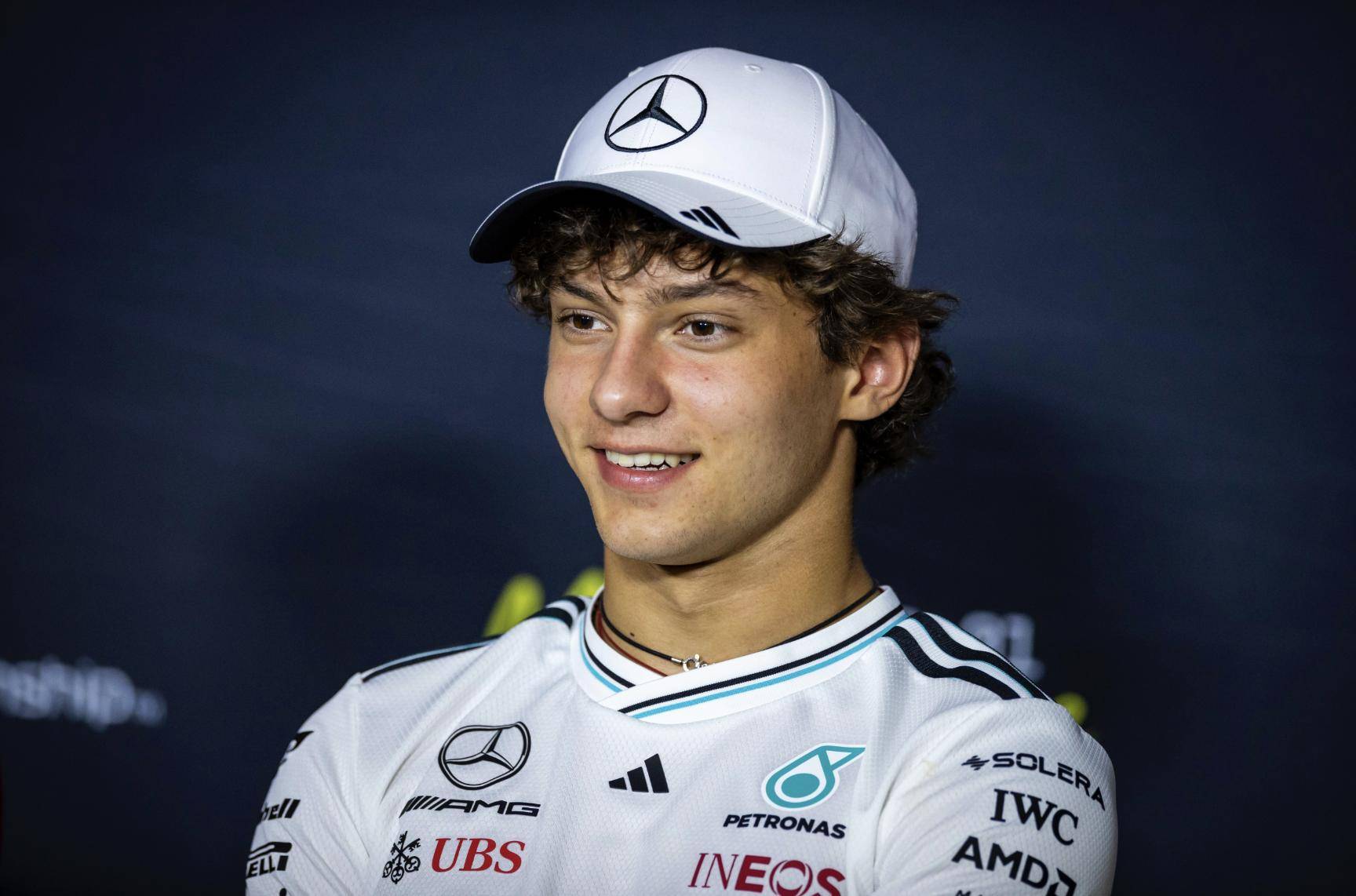 IM体育平台-迈凯伦横扫红牛二队，汉密尔顿高光表现