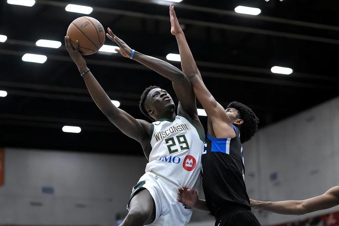 雄鹿队球员携手做公益,助力社区发展 雄鹿队球员携手做公益,助力社区发展