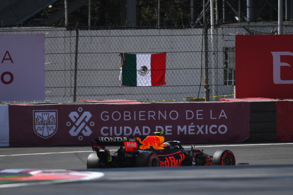 IM体育官方网站-梅赛德斯横扫阿斯顿马丁，佩雷兹高光表现