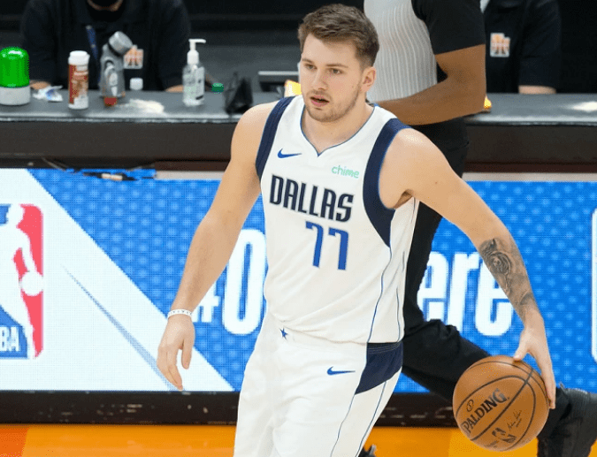 爵士主场告负:米切尔努力无果全场表现平平失利不甘心 爵士主场告负:米切尔努力无果全场表现平平失利不甘心