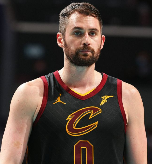 新秀绝杀破门，巨星脸色难看