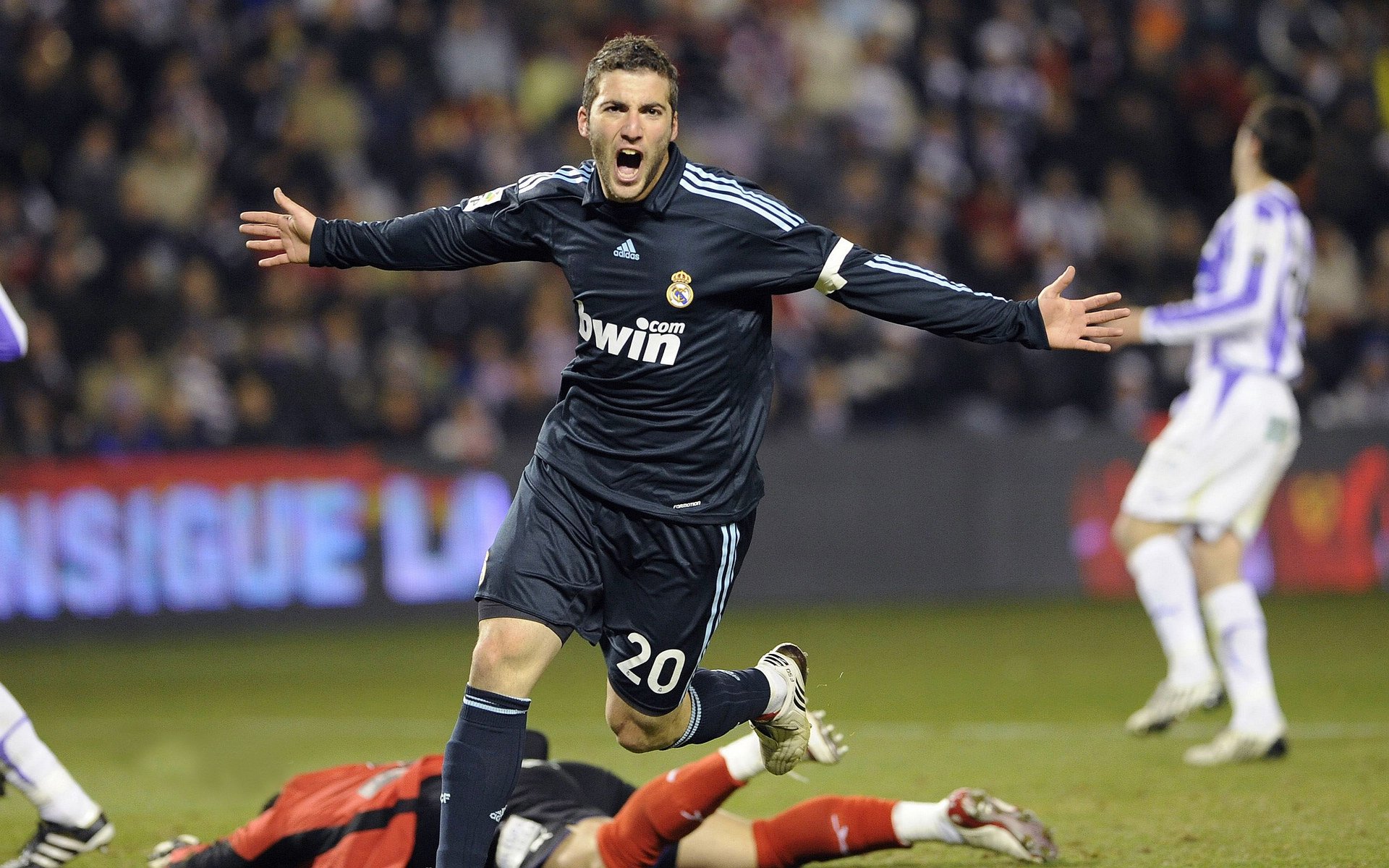 IM体育官方平台-赛道上的毫厘之争，梅赛德斯险胜法拉利，维斯塔潘状态火热预示三强鼎立